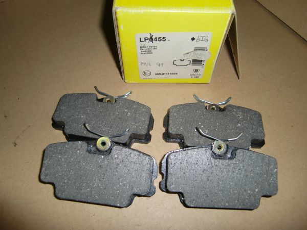 Přední Sada brzdových destiček, s příslušenstvím; s vodícími šrouby brzdového třmenu, MERCEDES 190 (W201) 1.8-2.6 10.82-08.93