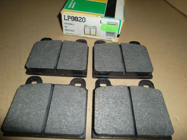 Sada brzdových destiček Přední MERCEDES /8 (W114), /8 (W115), HECKFLOSSE (W110), HECKFLOSSE (W111, W112), S (W108, W109); ALFA ROMEO SPIDER; BMW 2000 (120); FERRARI 208/308 1.0-6.3 08.59-08.14