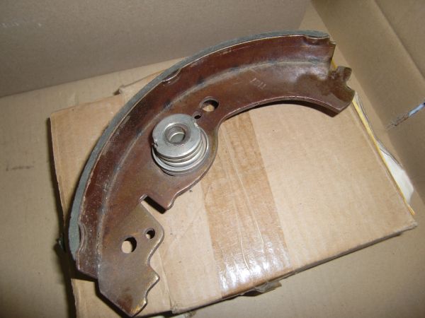 Sada brzdových čelistí pro vozy: MITSUBISHI CORDIA, GALANT V, GALANT VI, LANCER III, LANCER IV, SPACE, TREDIA 1.4-2.4 09.82-10.98